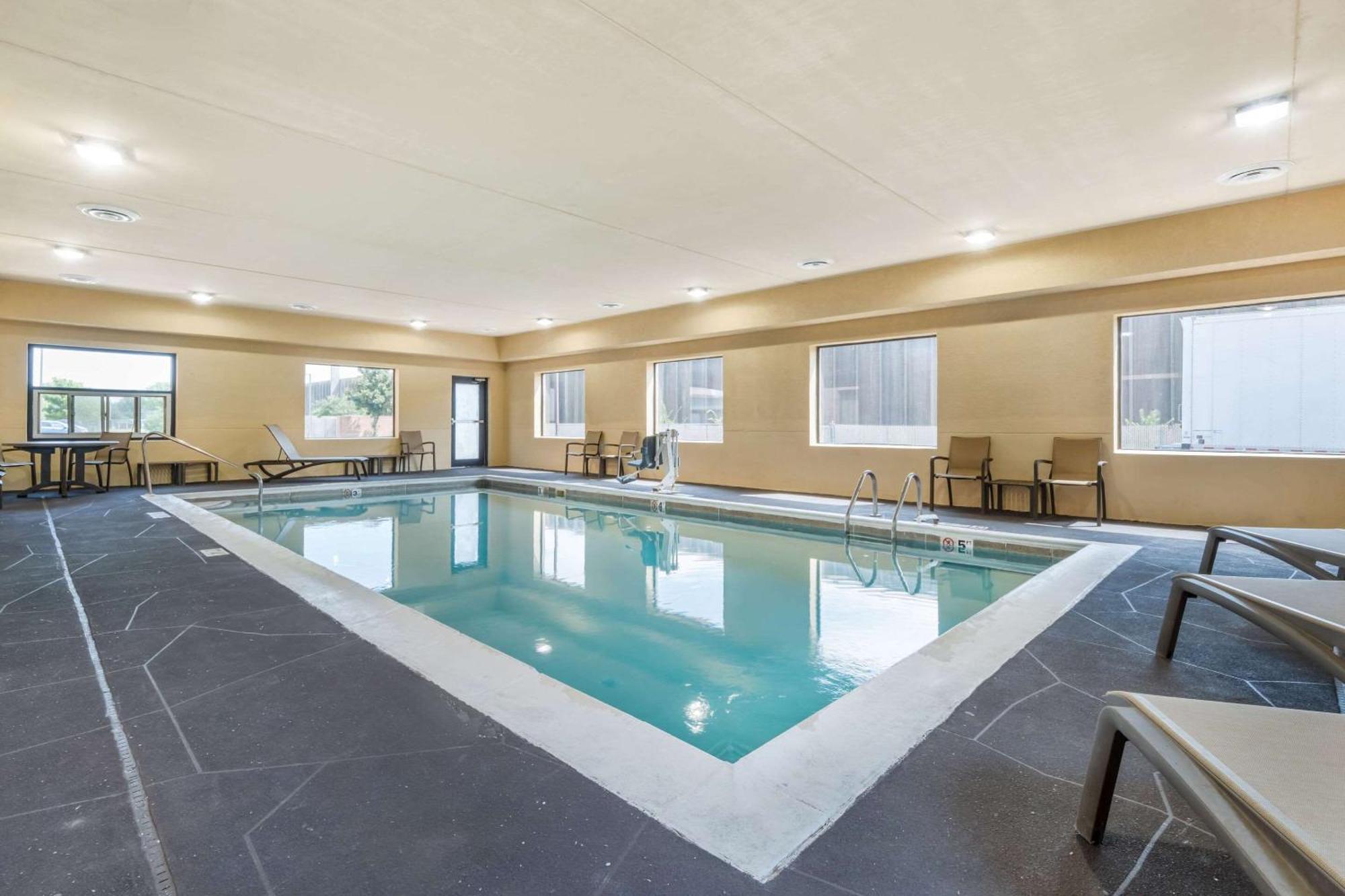 Comfort Suites Louisville Airport Екстер'єр фото