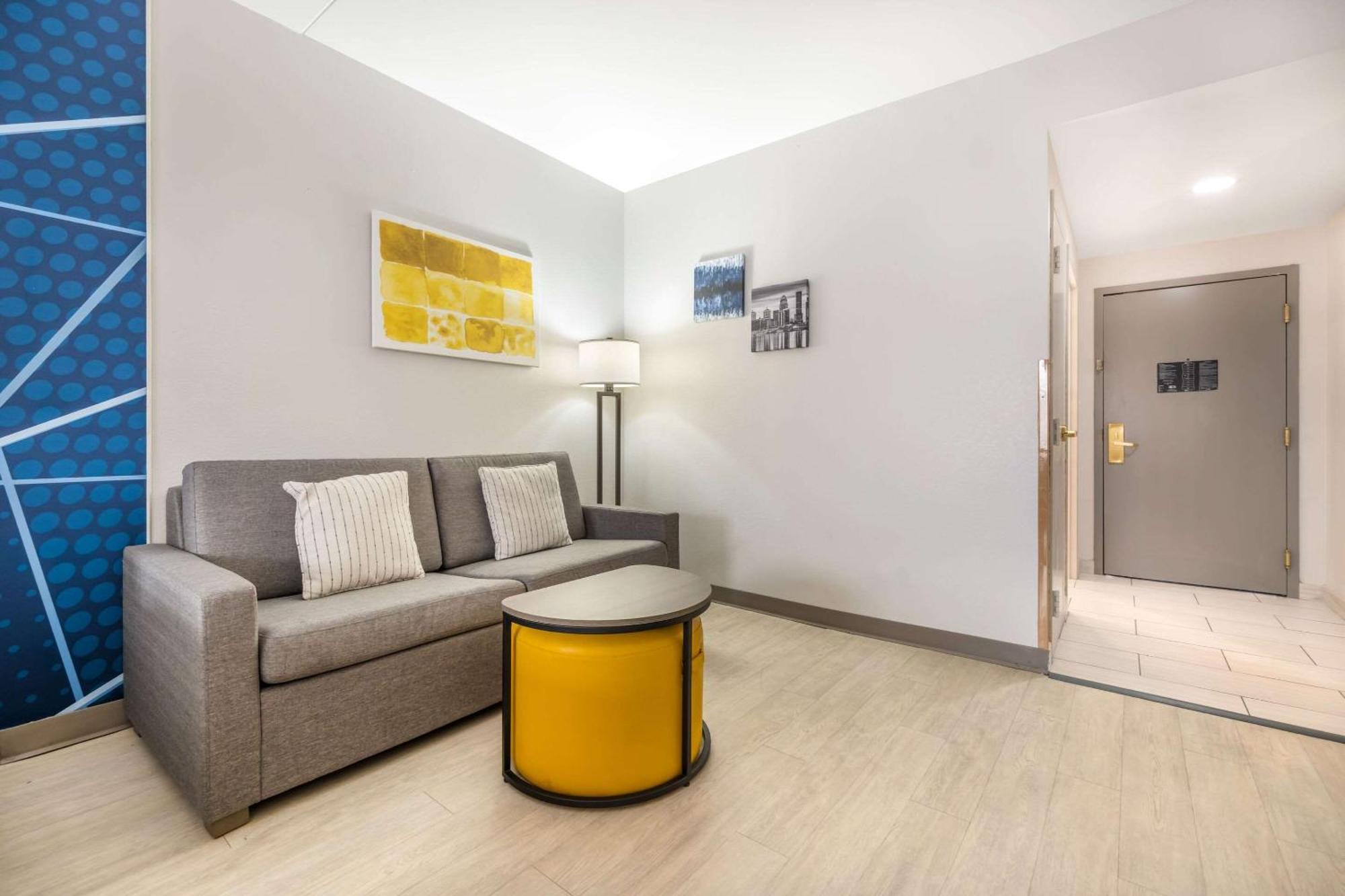 Comfort Suites Louisville Airport Екстер'єр фото